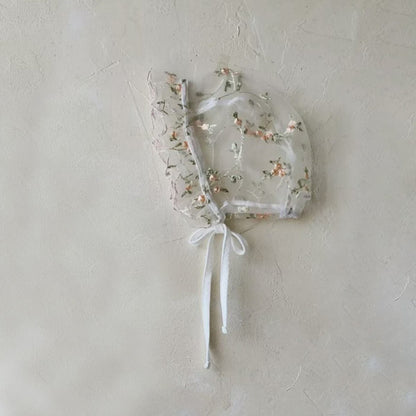 半袖ワンピース White hat / One Size 刺繍フラワーチュールフリルスリーブワンピース+レース刺繍ボンネット帽子セット【mh0010206】