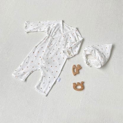 ロンパースセットアップ White two-piece set (jumpsuit + hat) / 66cm ベビーセットアップ 3点セット 長袖コンビ肌着+ボンネット帽子+フリルショール【mh0009100】