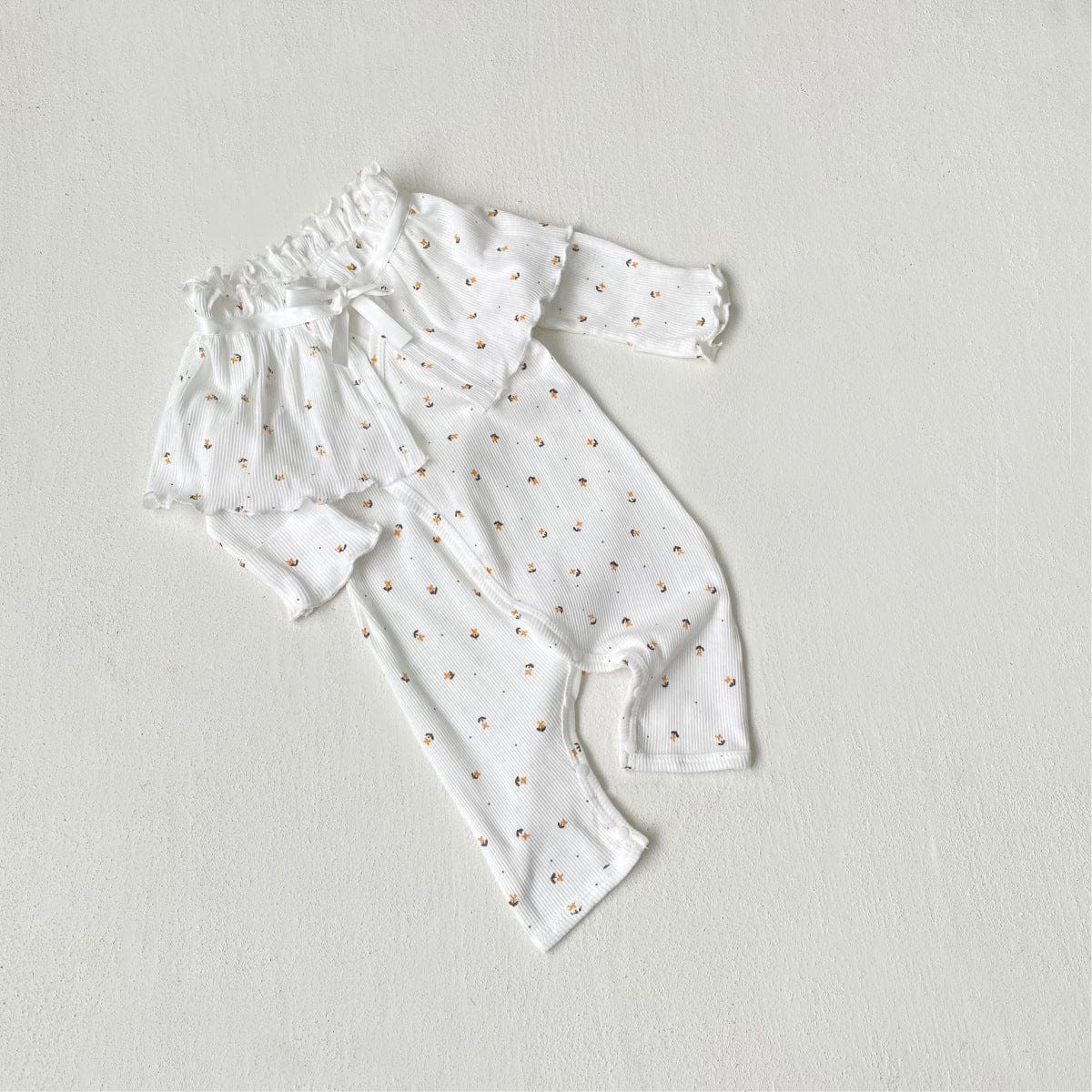 ロンパースセットアップ White two-piece set (jumpsuit + shawl) / 66cm ベビーセットアップ 3点セット 長袖コンビ肌着+ボンネット帽子+フリルショール【mh0009100】