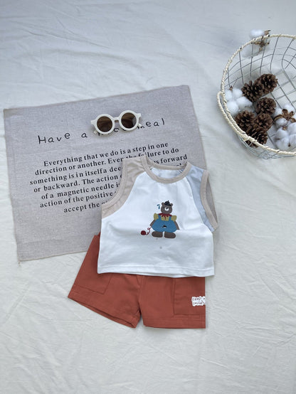 白のノースリーブTシャツ（クマプリント）とブラウンショートパンツ