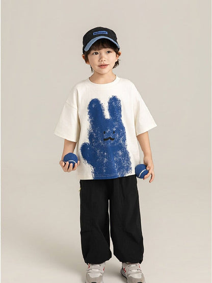 黒のカーゴロングパンツ。フロントにゆったりしたワイドシルエット