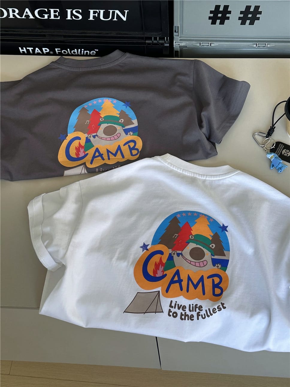 Camp Graphic Tee プリント 半袖Tシャツ【mh0012951】 snidols 半袖Tシャツ