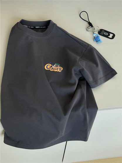 ダークグレー半袖Tシャツ、フロント中央に「CAMP」ロゴのキャンププリント