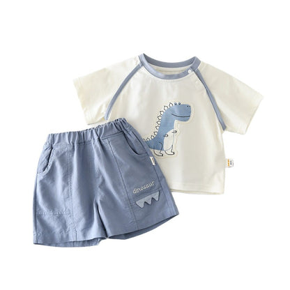 恐竜刺繍のベビー半袖Tシャツ＆ショートパンツセット、後ろ姿寄り