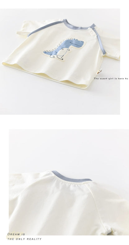 恐竜刺繍の半袖Tシャツ（生成り、サックスライン、前面）