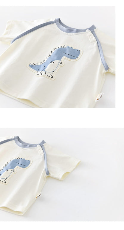 恐竜刺繍の半袖Tシャツ（生成り生地、サックスの縁取り）