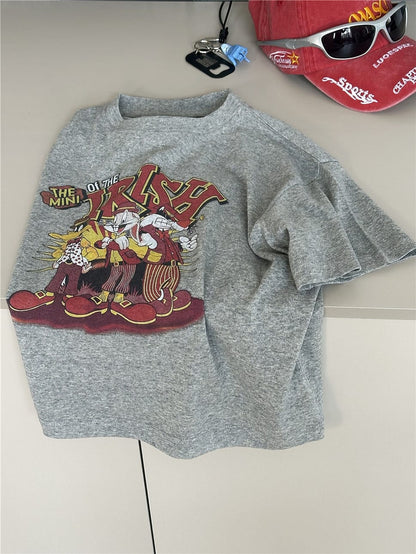 ライトグレーの半袖Tシャツ、フロントにカートゥーン風プリント