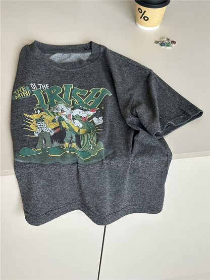 ダークグレー半袖Tシャツ、フロントに「IRISH」キャラクタープリント