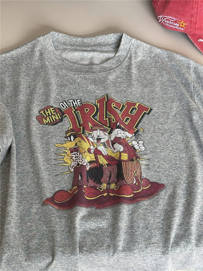 ライトグレー半袖Tシャツ、胸元に「IRISH」キャラクターとロゴのプリント