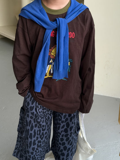 子ども用ルーズフィット長袖Tシャツ（ダークブラウン）、キャラクタープリント
