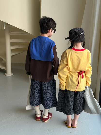 イエロー＆ブルーのキャラクタープリントルーズ長袖Tシャツ（後ろ姿）