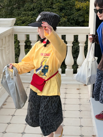 イエローのキャラクタープリントルーズ長袖Tシャツ、丸首と赤リブ襟