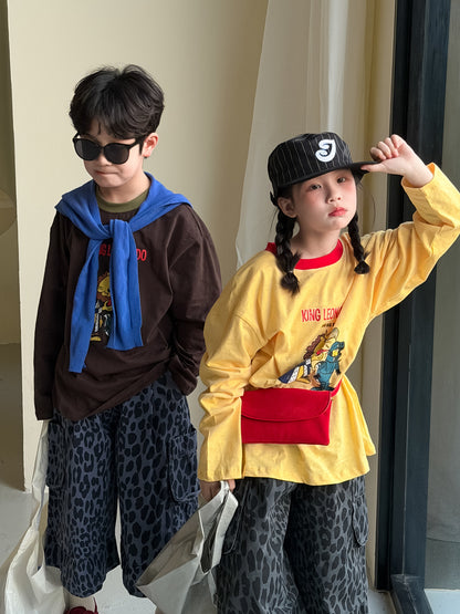 子ども用ルーズフィット長袖Tシャツ2枚（ブラウン/イエロー）、キャラクタープリント