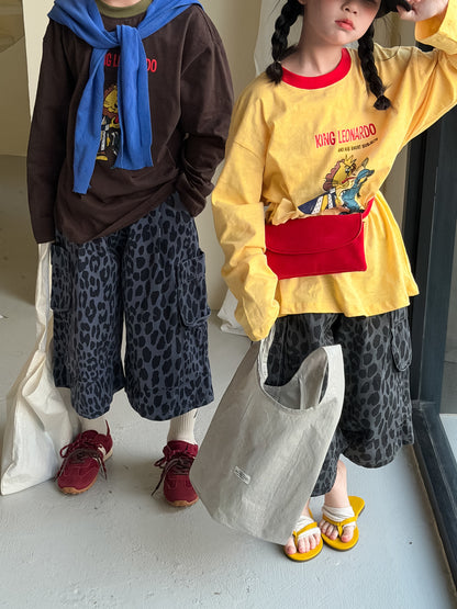 子ども用ルーズフィット長袖Tシャツ（ブラウン/イエロー）、キャラクタープリント