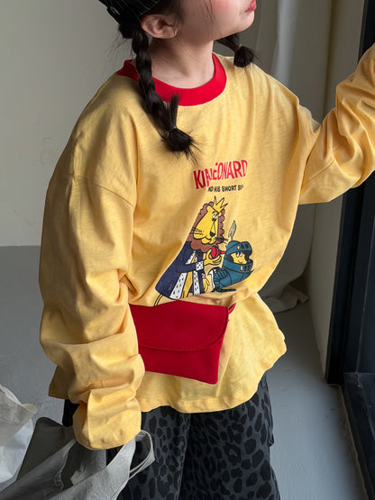 子ども用ルーズフィット長袖Tシャツ（イエロー）、赤い丸首とキャラクタープリント、胸ポケット