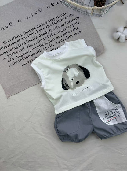 犬柄プリントの白いノースリーブTシャツとグレーショートパンツ