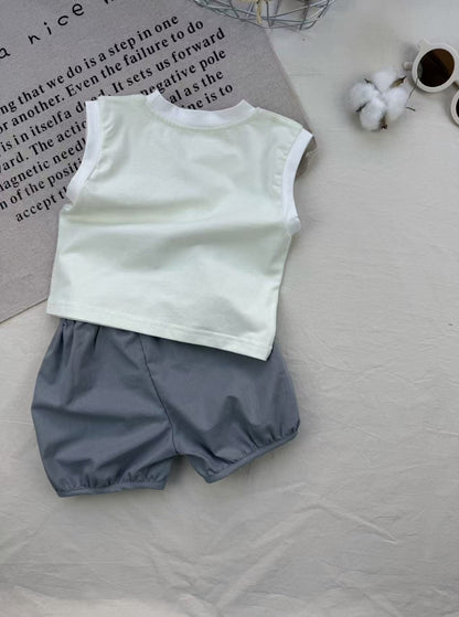 背面が見える白いノースリーブTシャツとグレーのショートパンツ
