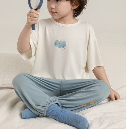 生成りTシャツとブルー系パンツの上下セット、ゾウ柄プリント