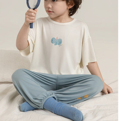 生成りTシャツとブルー系パンツの上下セット、ゾウ柄プリント