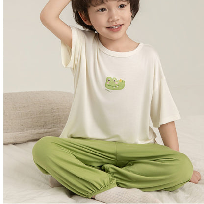 生成りTシャツとグリーンのロングパンツ上下セット、カエル柄プリント
