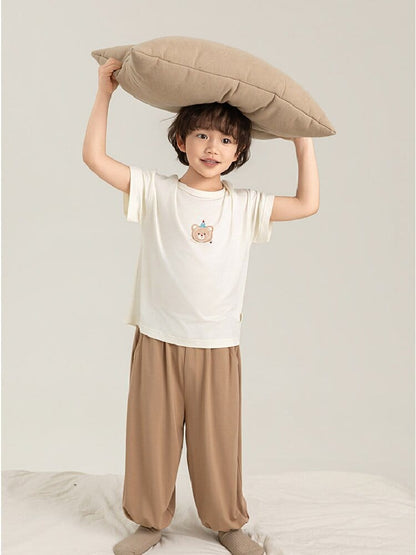 キッズ用ルームウェアセット：半袖Tシャツとテーパードパンツ、くま風プリント