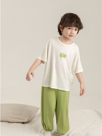 子ども用パジャマ上下セット、白Tシャツとグリーンパンツ、フラットなシルエット