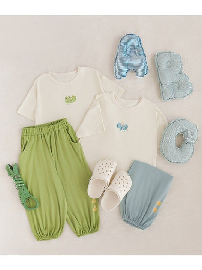 子ども用パジャマ上下セット各色、白Tシャツと緑パンツ、青パンツなどディスプレイ
