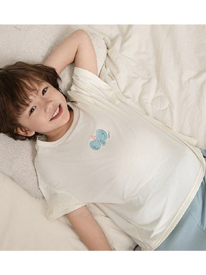 子ども用パジャマ上下セット、白Tシャツとブルーのパンツ、背中に動物プリント