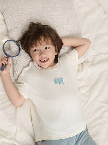 子ども用パジャマ上下セット、白Tシャツとブルーのパンツ、笑顔の男の子着用