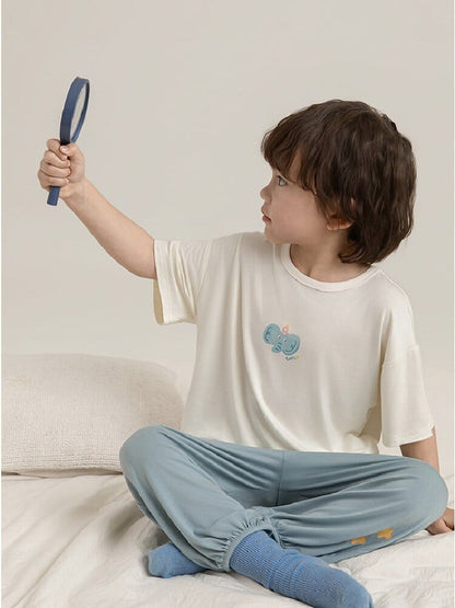 子ども用パジャマ上下セット、白Tシャツとブルーのパンツ、カートゥーン刺繍風プリント