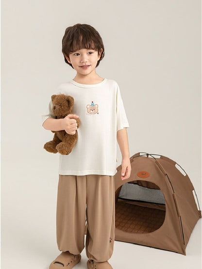 子ども用パジャマ上下セット、白Tシャツとブラウンのゆったりパンツ、動物プリント