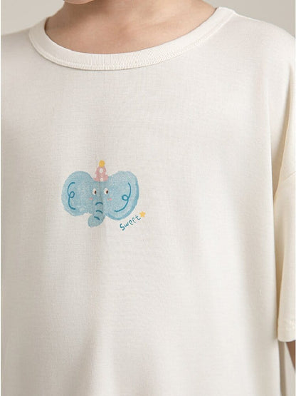 白い半袖Tシャツ、フロントにキャラクタープリント