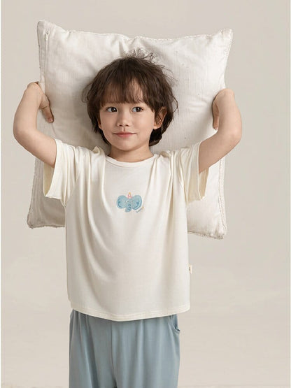 白い半袖Tシャツとくすみブルー長ズボンのルームウェア上下セット