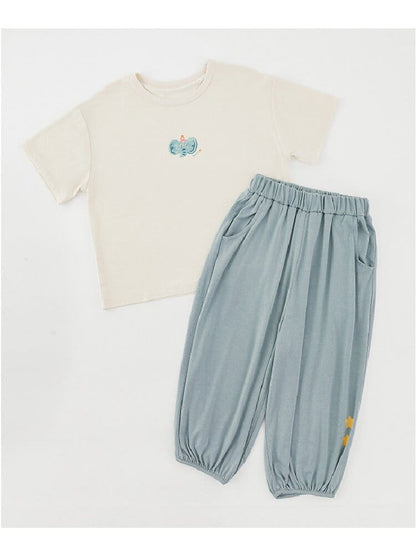白い半袖Tシャツとくすみブルーの長ズボン上下セット（キャラクタープリント）