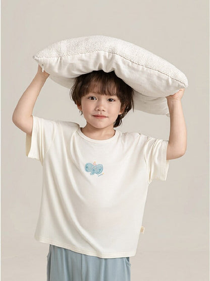 半袖Tシャツとくすみブルー長ズボンのルームウェア上下セット（くま/ぞう風の刺繍風プリント）