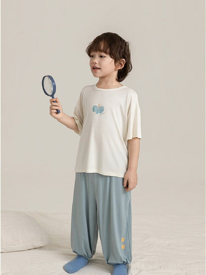 生成り半袖Tシャツとブルー系パンツ上下セット、ワンポイントプリント