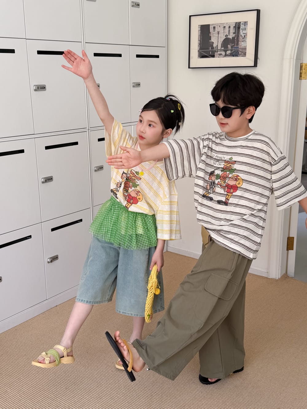 白×黒のボーダー半袖Tシャツ、フロントにカートゥーン柄プリント