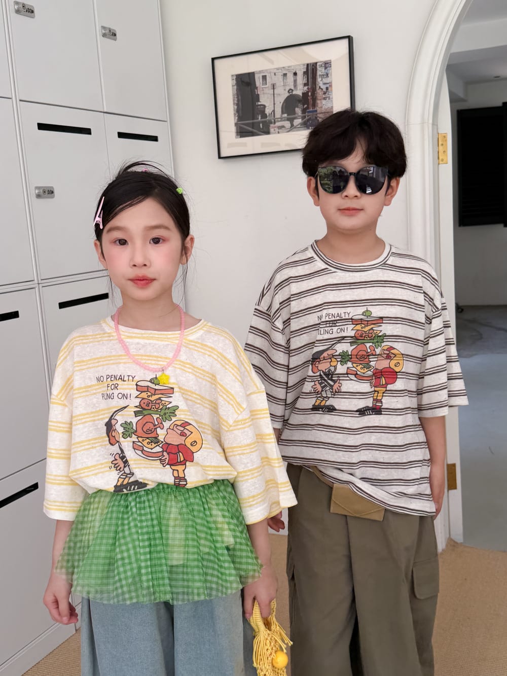 白×黒のボーダー半袖Tシャツ、フロントにカートゥーン柄プリント