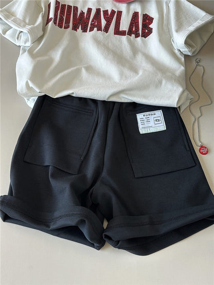 黒のスウェットハーフパンツ、前ポケットとウエスト紐のディテール