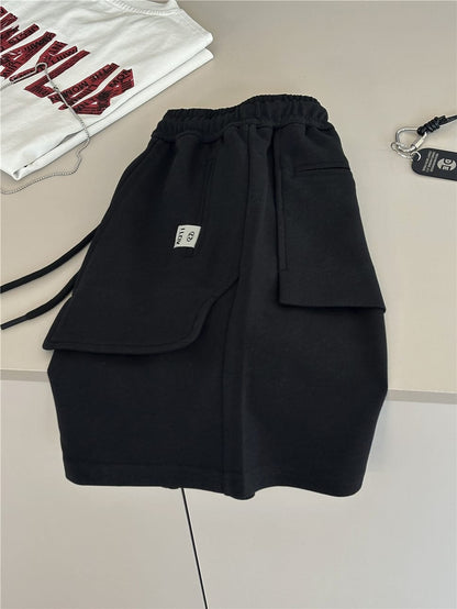 黒のスウェットハーフパンツ、ウエストゴムと大きめパッチポケット