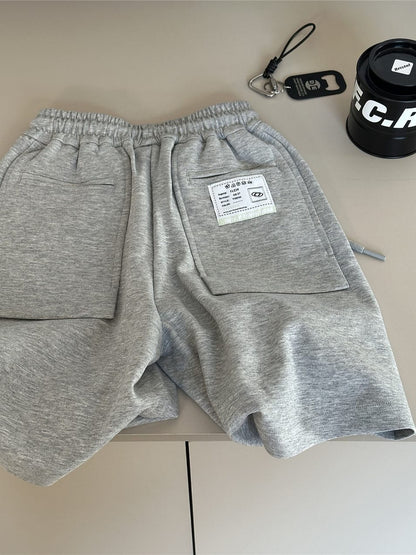 ライトグレーのスウェットハーフパンツ、右前のパッチポケット付き