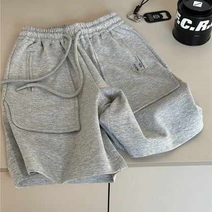 ライトグレーのスウェットハーフパンツ、2つのパッチポケット、ウエストゴム