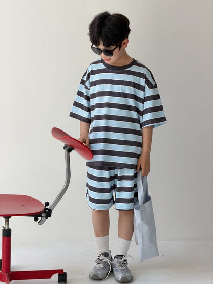 ボーダー柄の半袖Tシャツとハーフパンツセット、ゆったりシルエット