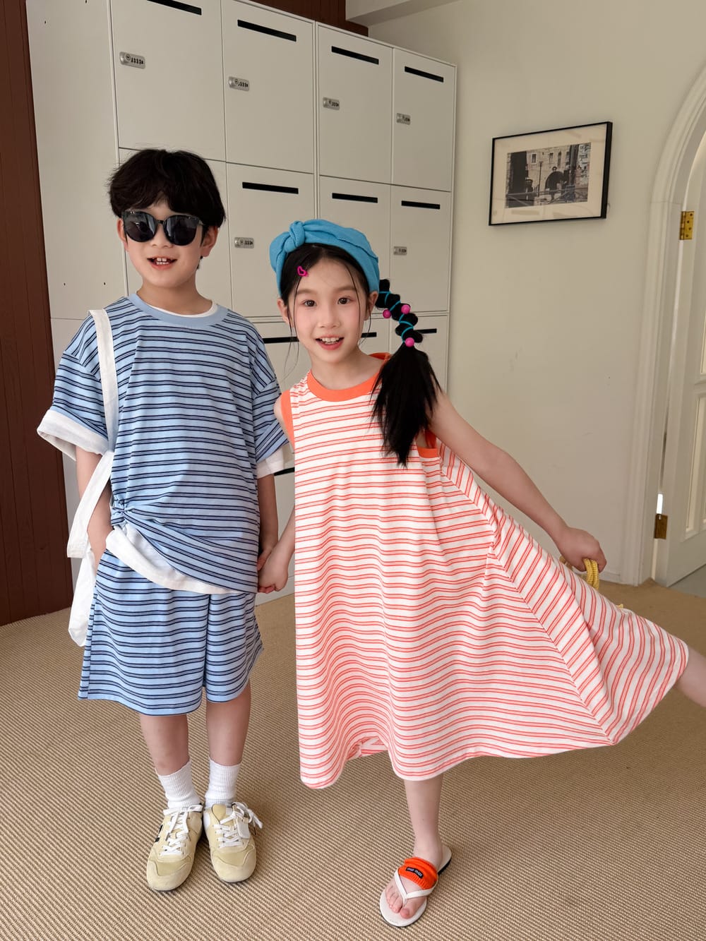ネイビーのボーダー半袖Tシャツ＆ハーフパンツとオレンジのボーダーノースリーブワンピース