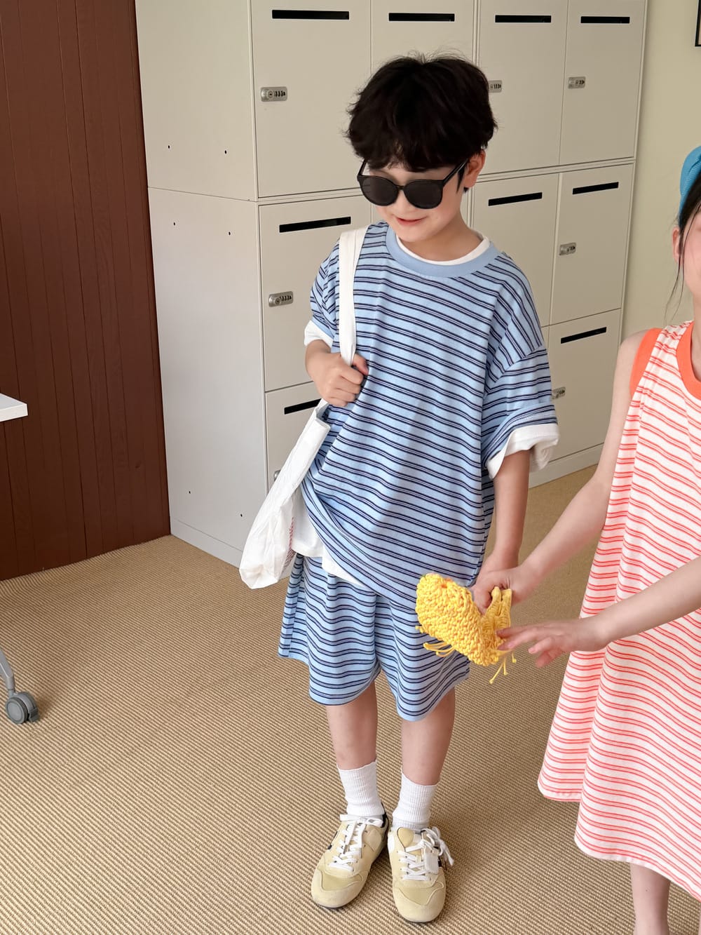 ネイビーのボーダー半袖Tシャツ＆ハーフパンツセット、サイドのシルエット
