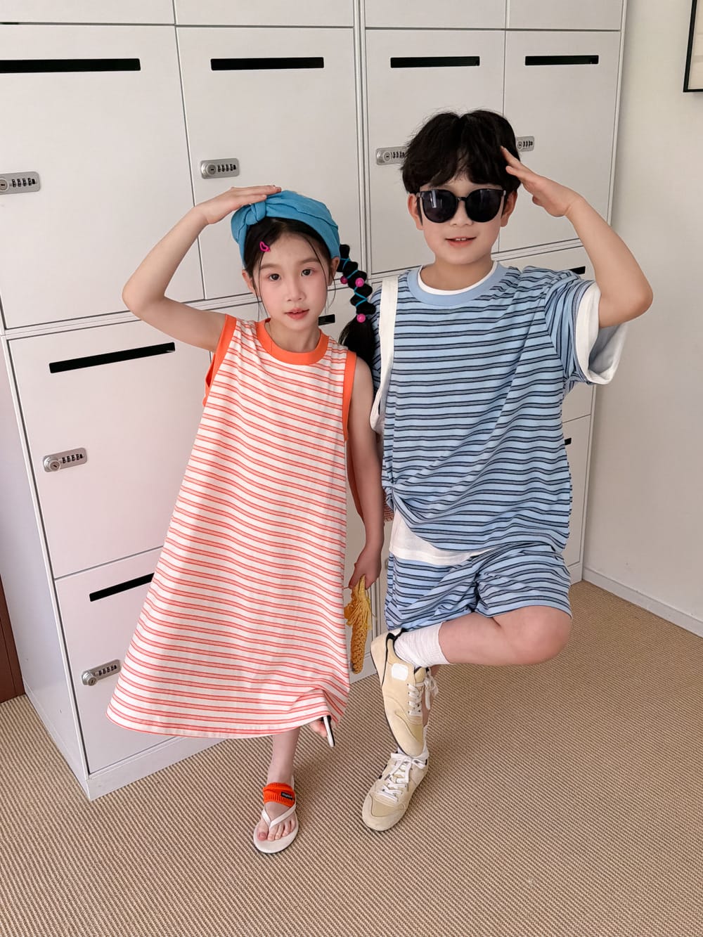 ネイビーのボーダー半袖Tシャツ＆ハーフパンツとオレンジのボーダーノースリーブワンピース