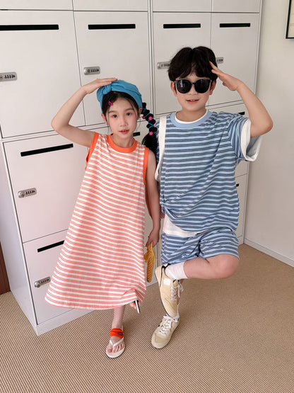 ネイビーのボーダー半袖Tシャツ＆ハーフパンツとオレンジのボーダーノースリーブワンピース