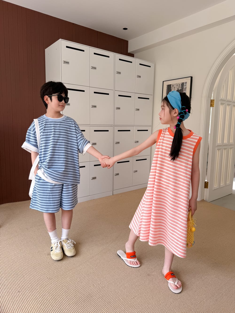 ネイビーのボーダー半袖Tシャツ＆ハーフパンツと、オレンジのノースリーブワンピース