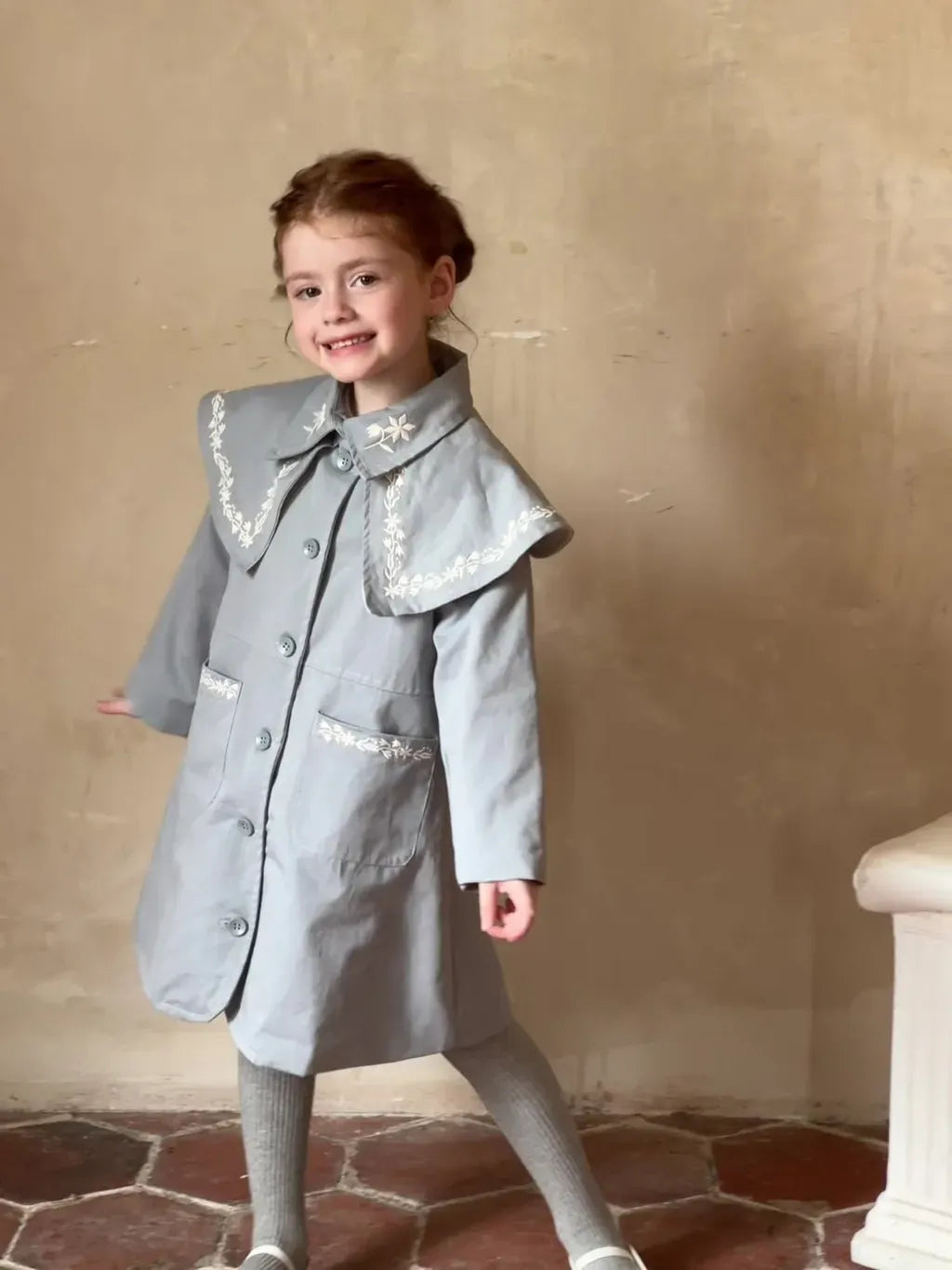 ショートコート・ジャケット・ジャンパー 刺繍ビッグカラーAラインコート ミドル丈クラシカル【mh0011215】