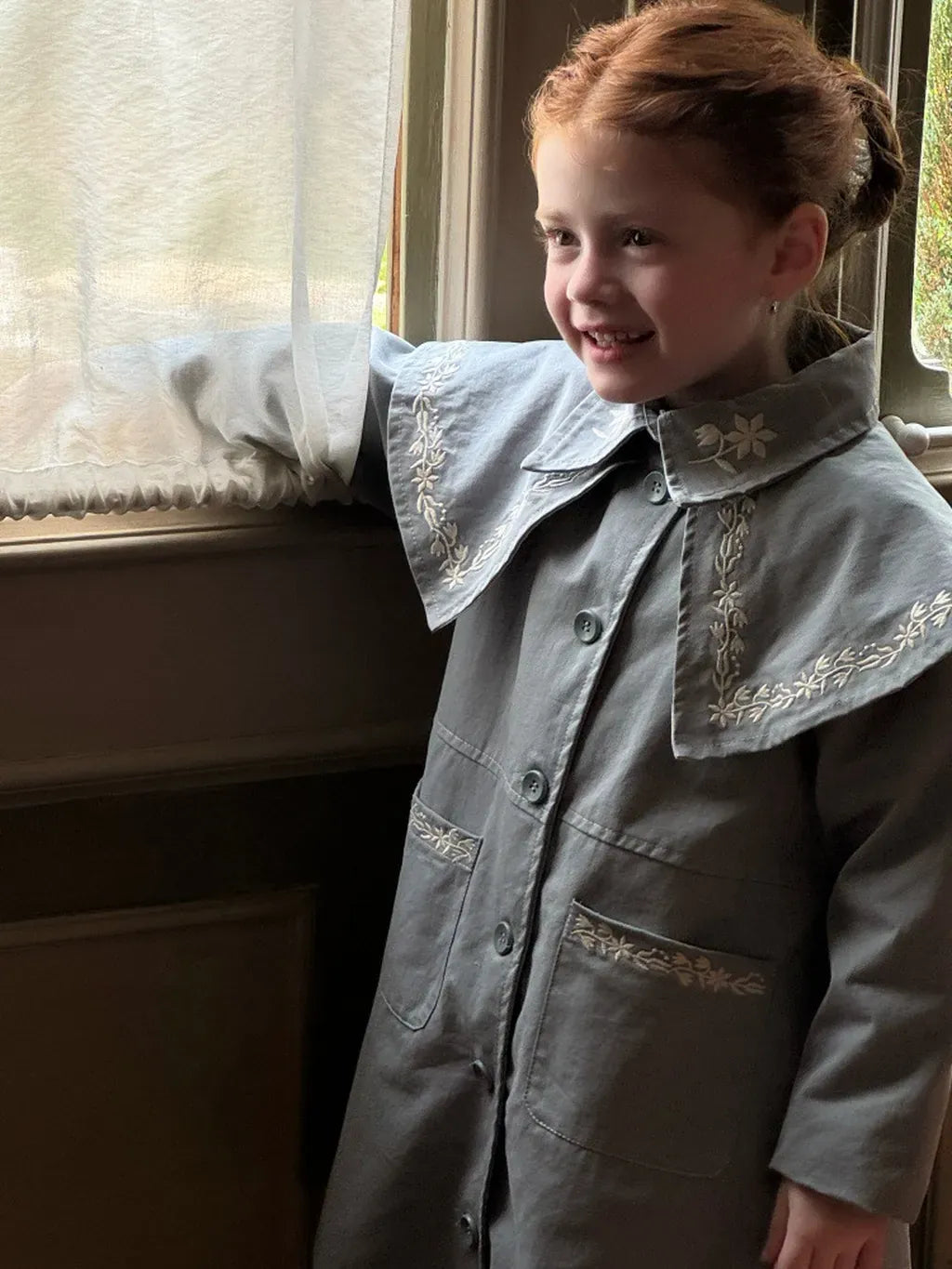 ショートコート・ジャケット・ジャンパー 刺繍ビッグカラーAラインコート ミドル丈クラシカル【mh0011215】